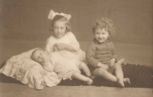 Marjorie-Ashurst-and-brothers-circa-1925-300x190